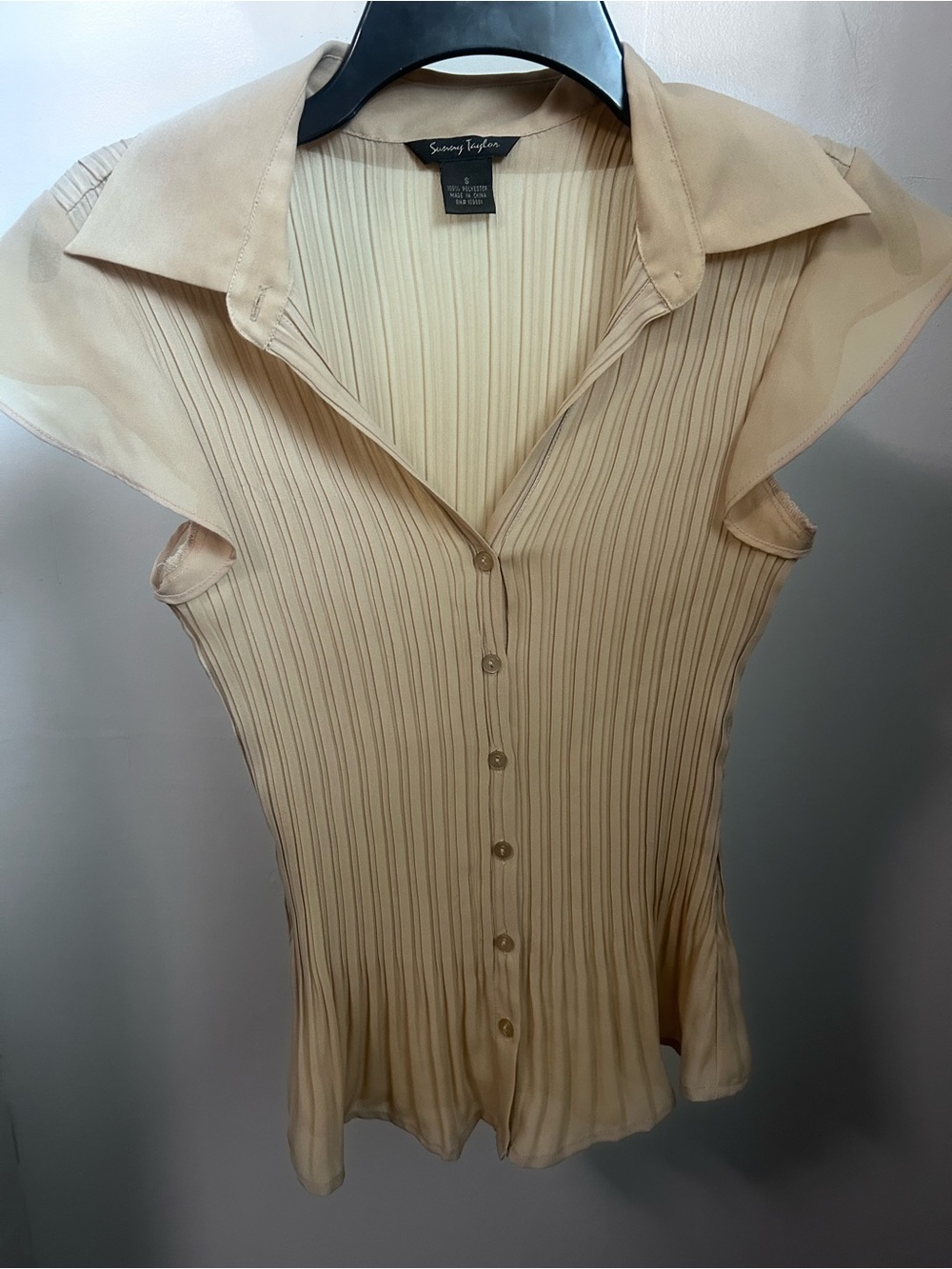 Sunny Taylor Pleated Button-Front Cap Sleeve Top in Cream/tan